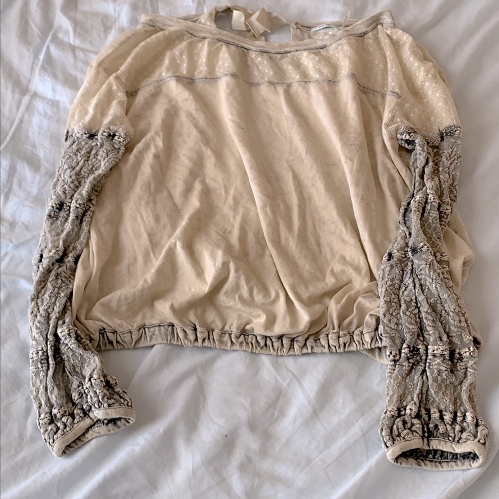 Beautiful relaxed top with lace details